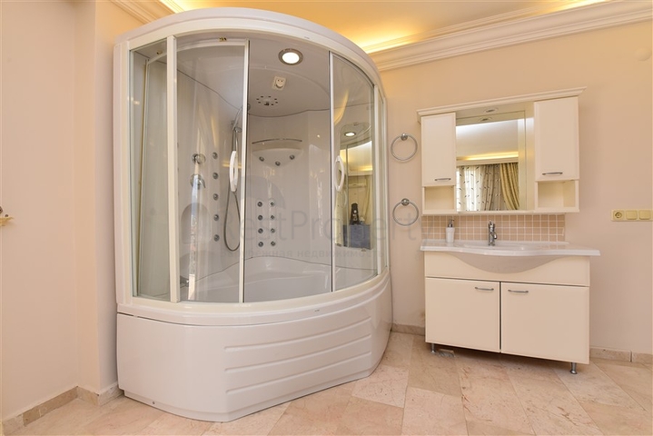 Меблированный пентхаус планировки 4+1 с видом на море