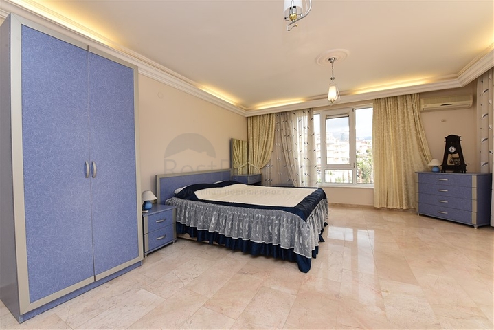 Меблированный пентхаус планировки 4+1 с видом на море