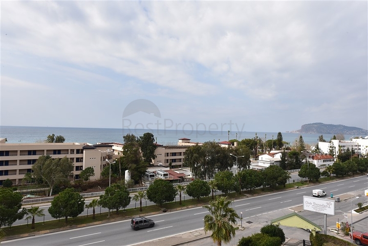 Меблированный пентхаус планировки 4+1 с видом на море