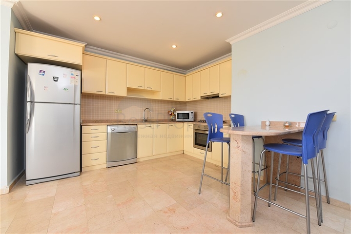 Меблированный пентхаус планировки 4+1 с видом на море