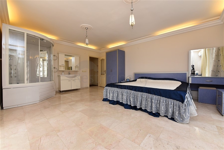 Меблированный пентхаус планировки 4+1 с видом на море