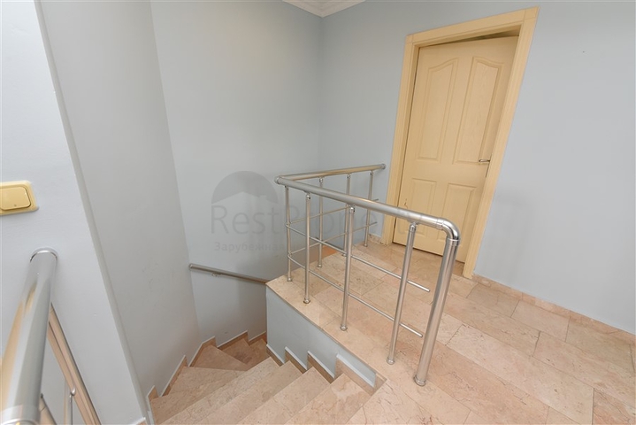 Меблированный пентхаус планировки 4+1 с видом на море