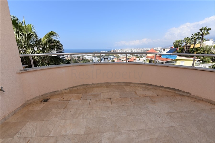 Трехкомнатный пентхаус с видом на море в районе Каргыджак