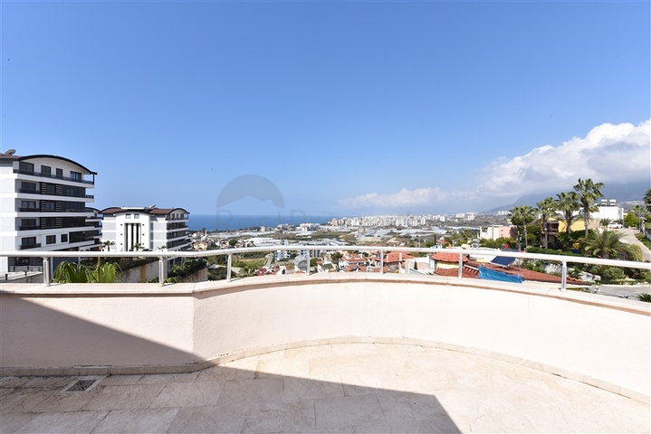 Трехкомнатный пентхаус с видом на море в районе Каргыджак