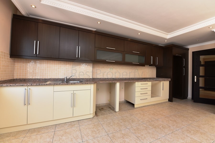 Трехкомнатная квартира в комплексе на первой береговой линии