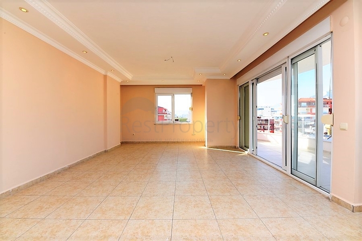 Трехкомнатная квартира в комплексе на первой береговой линии