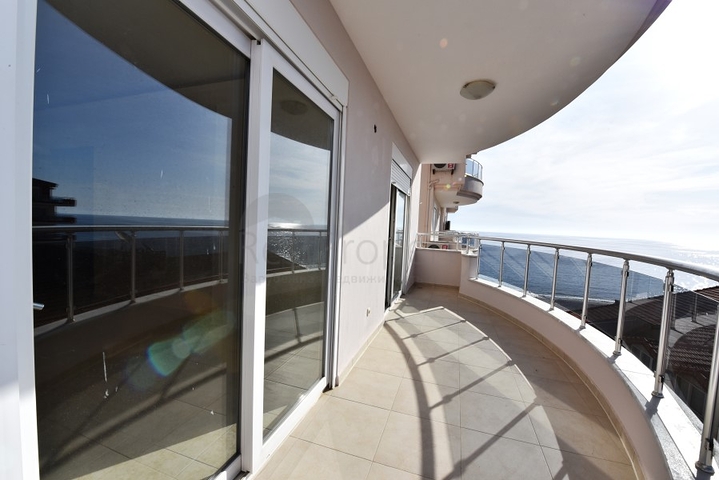 Трехкомнатная квартира в комплексе на первой береговой линии