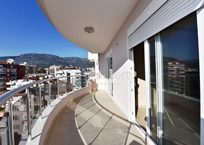 Трехкомнатная квартира в комплексе на первой береговой линии