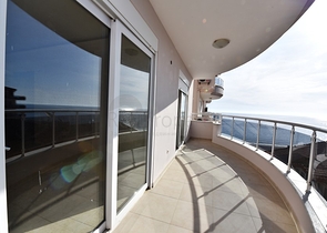 Трехкомнатная квартира в комплексе на первой береговой линии