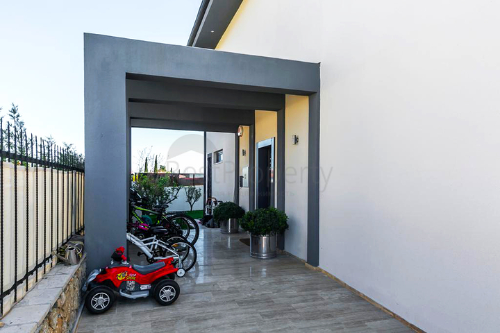 Отдельностоящая вилла 4+1 в районе Дошемеальты Анталья