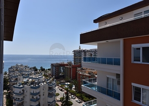 Пентхаус планировки 4+1 в 150 м от моря в районе Махмутлар