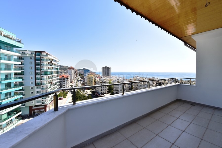 Пентхаус с тремя спальнями в Махмутларе