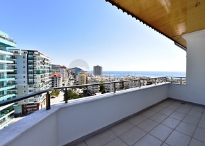 Пентхаус с тремя спальнями в Махмутларе