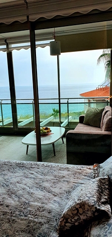 Двухкомнатная квартира на первой береговой линии с панорамным видом на море 