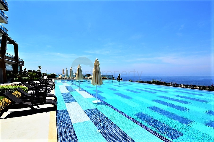 Двухкомнатная квартира на первой береговой линии с панорамным видом на море 