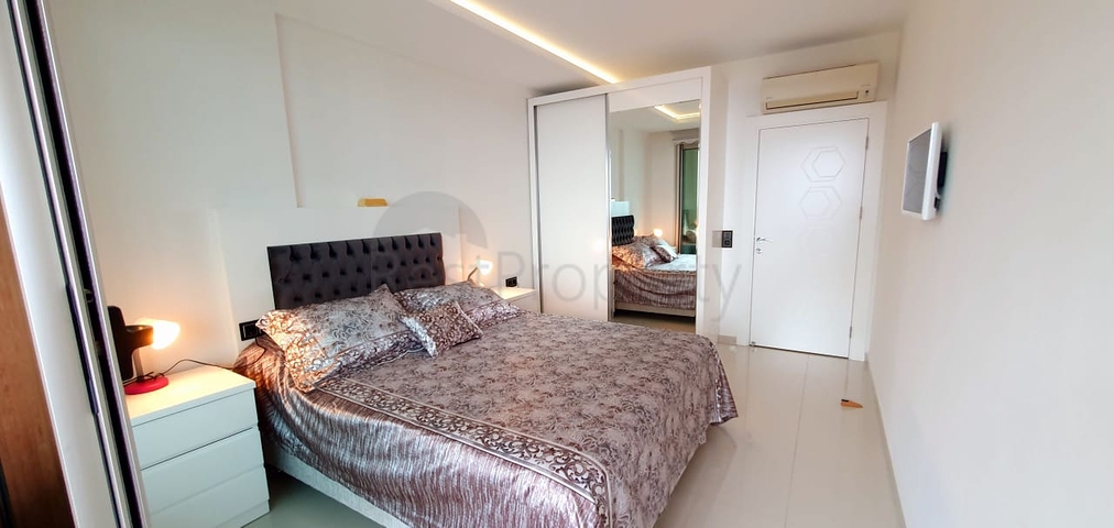 Двухкомнатная квартира на первой береговой линии с панорамным видом на море 