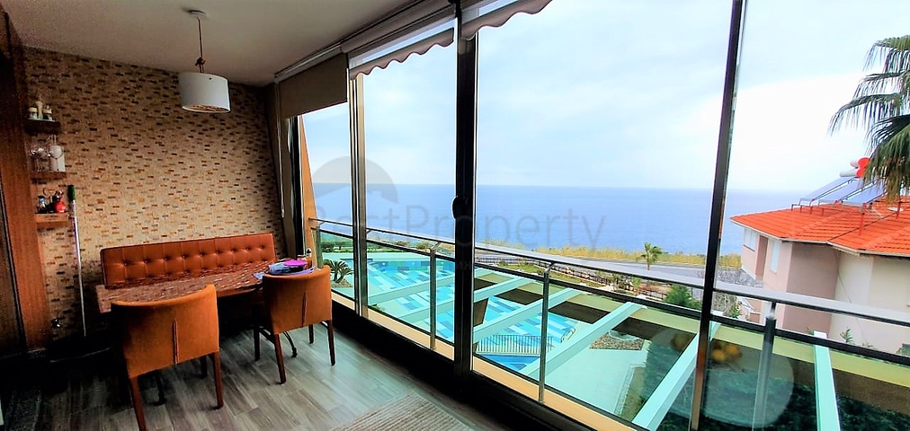 Двухкомнатная квартира на первой береговой линии с панорамным видом на море 