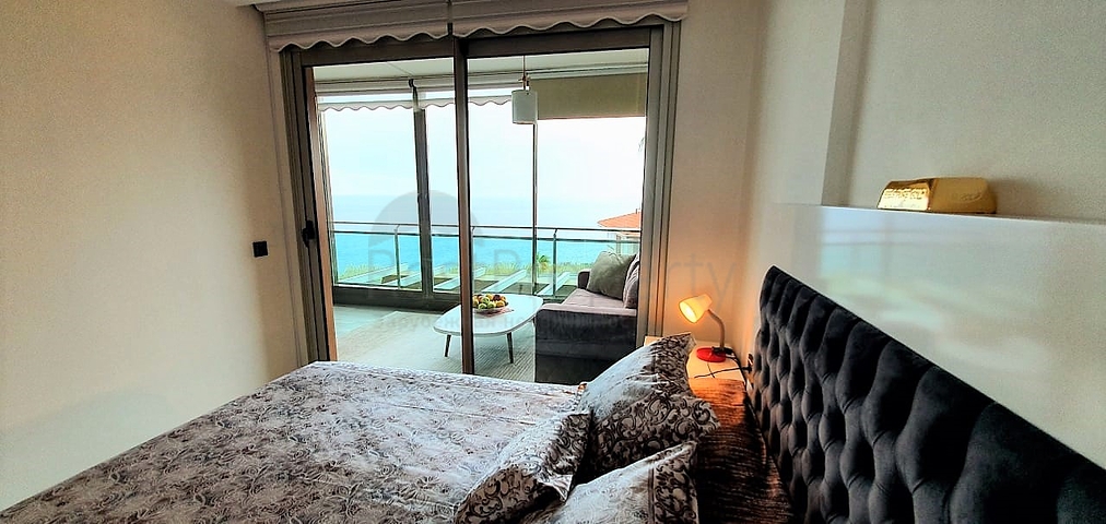 Двухкомнатная квартира на первой береговой линии с панорамным видом на море 