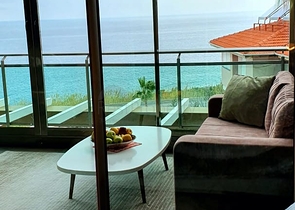 Двухкомнатная квартира на первой береговой линии с панорамным видом на море 