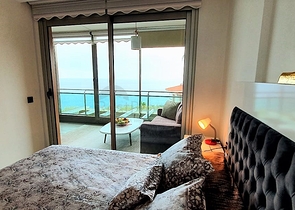 Двухкомнатная квартира на первой береговой линии с панорамным видом на море 