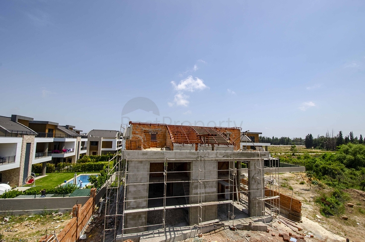 Продажа вилл 6+1 с собственным бассейном и садом в Коньяалты