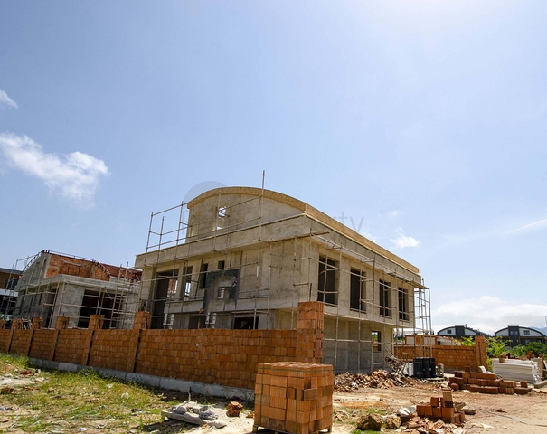 Продажа вилл 6+1 с собственным бассейном и садом в Коньяалты