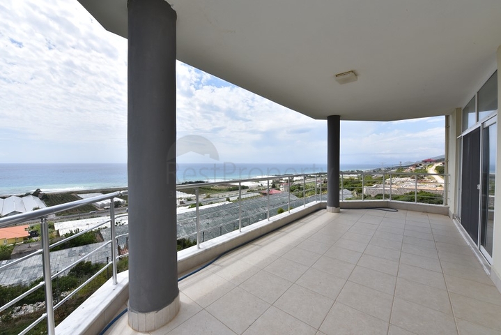 Отдельно стоящая вилла на берегу средиземного моря