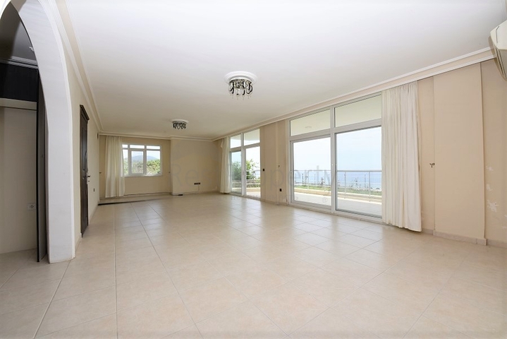 Отдельно стоящая вилла на берегу средиземного моря