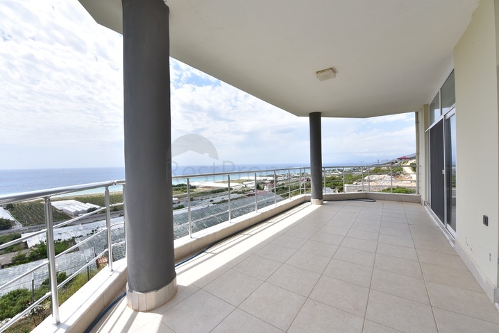 Отдельно стоящая вилла на берегу средиземного моря