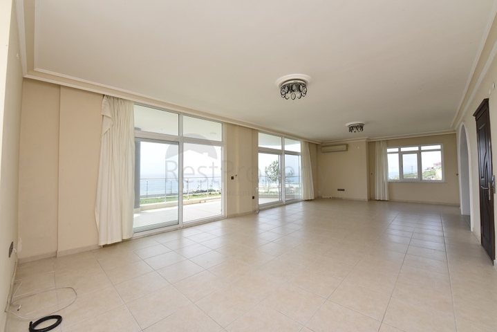 Отдельно стоящая вилла на берегу средиземного моря