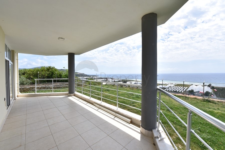 Отдельно стоящая вилла на берегу средиземного моря