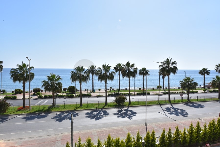 Двухкомнатная квартира на первой линии с видом на лазурное море