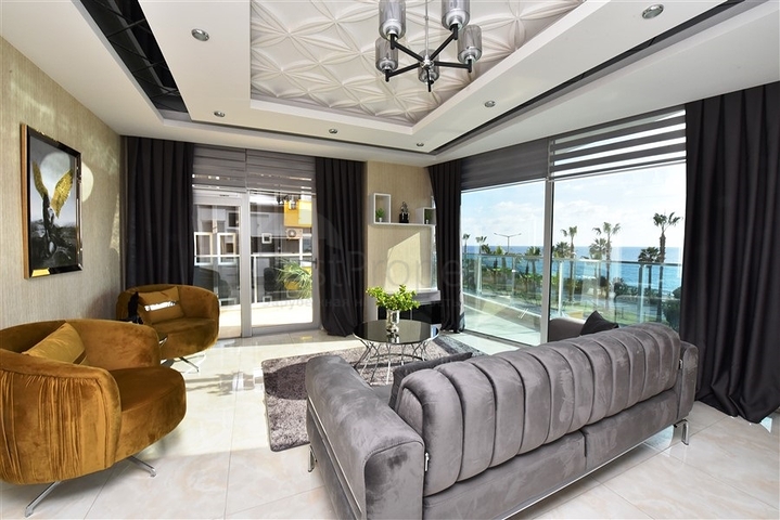 Двухкомнатная квартира на первой линии с видом на лазурное море