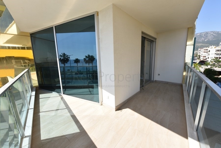 Двухкомнатная квартира на первой линии с видом на лазурное море