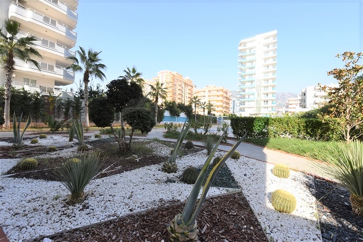 Двухкомнатная квартира на первой линии с видом на лазурное море