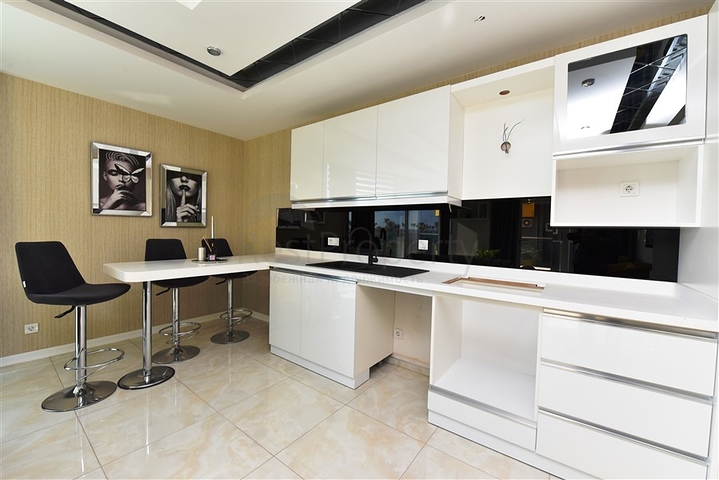 Двухкомнатная квартира на первой линии с видом на лазурное море