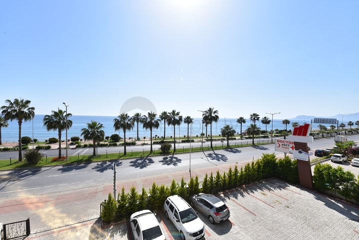 Двухкомнатная квартира на первой линии с видом на лазурное море