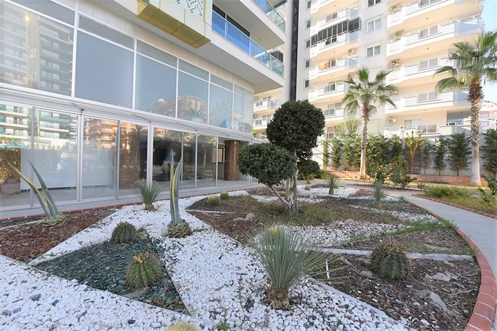 Двухкомнатная квартира на первой линии с видом на лазурное море