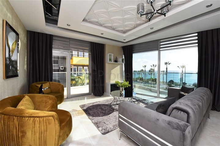 Двухкомнатная квартира на первой линии с видом на лазурное море