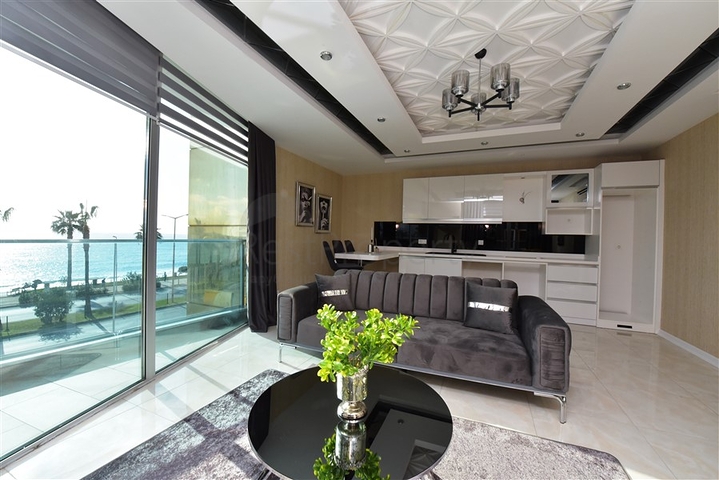 Двухкомнатная квартира на первой линии с видом на лазурное море