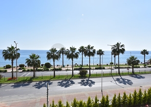 Двухкомнатная квартира на первой линии с видом на лазурное море