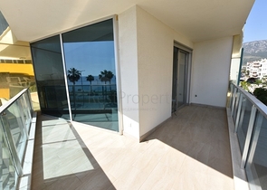 Двухкомнатная квартира на первой линии с видом на лазурное море