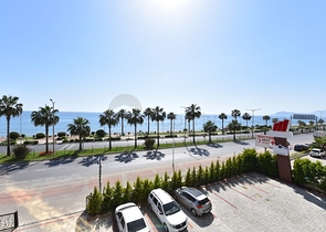 Двухкомнатная квартира на первой линии с видом на лазурное море