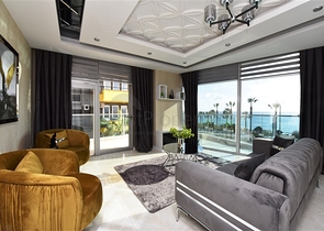 Двухкомнатная квартира на первой линии с видом на лазурное море