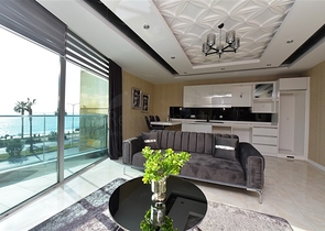 Двухкомнатная квартира на первой линии с видом на лазурное море