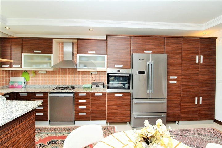 Просторные, меблированные апартаменты 2+1 в центре Махмутлара