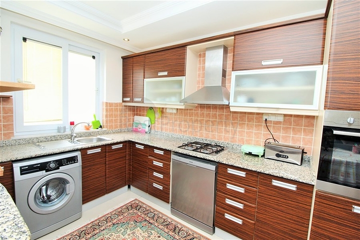 Просторные, меблированные апартаменты 2+1 в центре Махмутлара