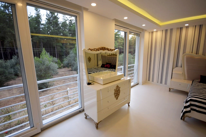 Отдельностоящая вилла 5+1 с бассейном в Ешилбахире  Анталья