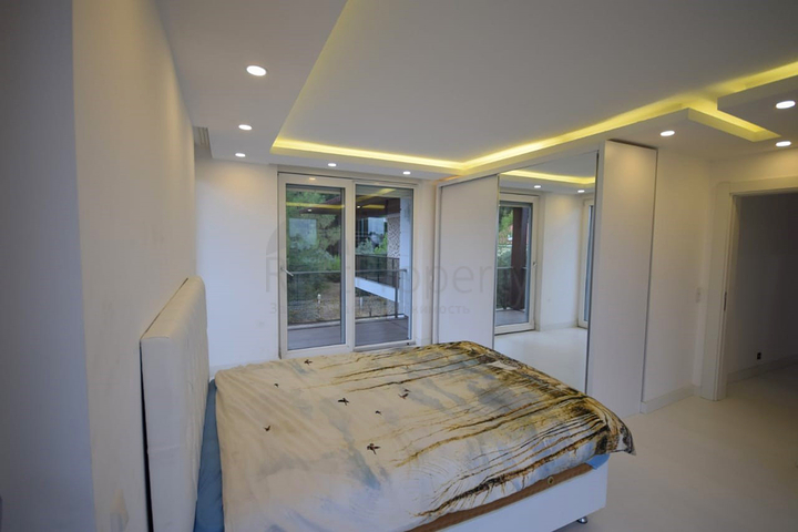 Отдельностоящая вилла 5+1 с бассейном в Ешилбахире  Анталья