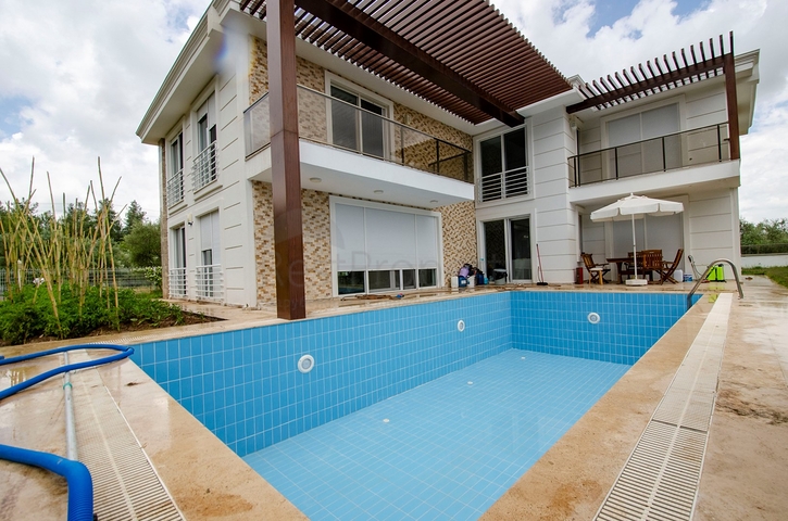 Отдельностоящая вилла 5+1 с бассейном в Ешилбахире  Анталья